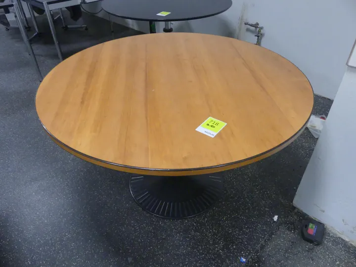 Vitra. -Tisch Maße in cm ca. Ø120 cm Durchmesser / Modell: Metropol
